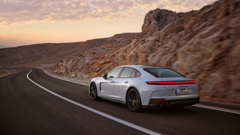 ปอร์เช่เปิดตัว Porsche Panamera E-Hybrid รุ่นใหม่ 2 รุ่น ประสิทธิภาพแรงขึ้น ชาร์จเร็วขึ้น วิ่งไฟฟ้าได้ไกลกว่าเดิม