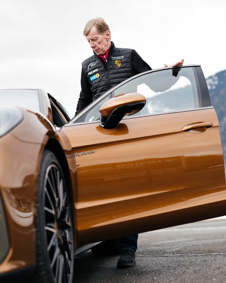 วอลเตอร์ โรลล์ (Walter Röhrl) ประทับใจ ปอร์เช่ ปานาเมรา เทอร์โบ อี-ไฮบริด (Porsche Panamera Turbo E-Hybrid) รุ่นใหม่ พร้อมฟันธงอนาคตยานยนต์พลังงานทางเลือก