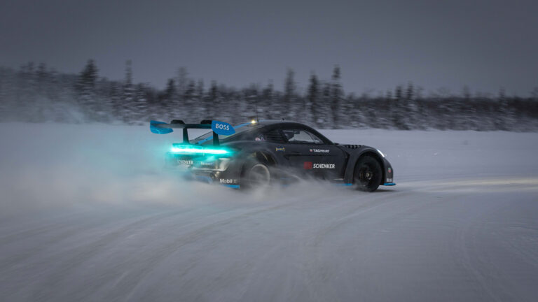 ปอร์เช่ จีที4 (Porsche GT4 e-Performance): พุ่งทะยานบนลานน้ำแข็ง สู่ อนาคตมอเตอร์สปอร์ตไฟฟ้า